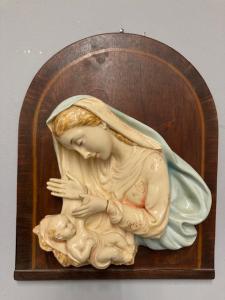 Antiga Madona em cerâmica policromada, manufatura toscana de Signa. Mede 44 x 33 cm.